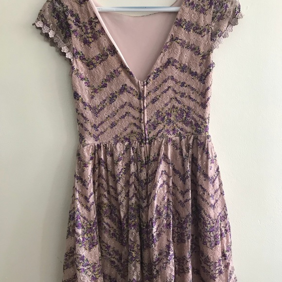 Dresses - Picture 2 of 8